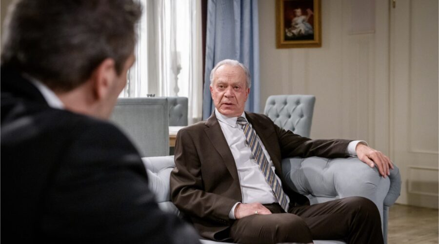 Dirk Galuba nei panni di Werner Saalfeld in una scena di “Tempesta D'Amore”. Credits: Das Erste/RTI Mediaset. (Tempesta D'Amore 30 dicembre 2023)