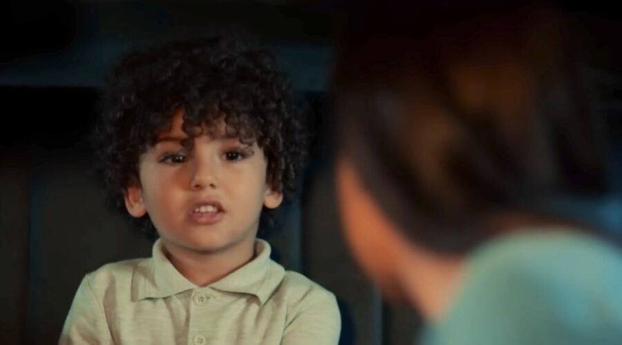 Il piccolo Adnan viene rapito da Ümit e Cumali in “Terra Amara”. Credits: Cattura schermo/YouTube.