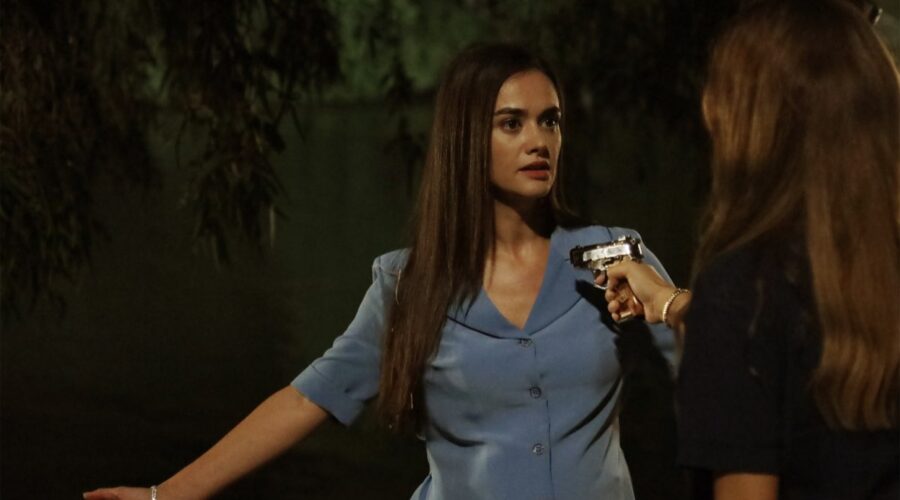 Da sinistra: Hande Soral (Ümit Kahraman/Ayla Özden) e Hilal Altınbilek (Züleyha) in una scena di ”Terra Amara”. Credits: Mediaset.