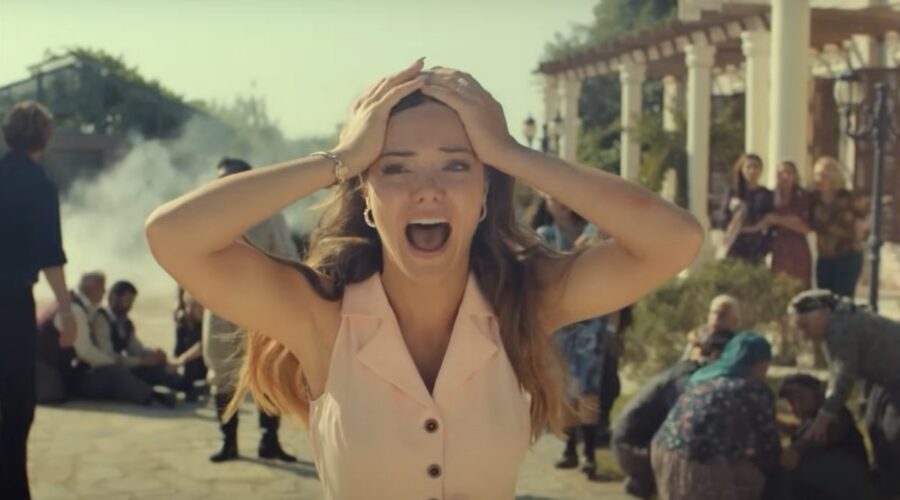 Hilal Altınbilek (Züleyha) in una scena di ”Terra Amara”. Credits: Cattura schermo/YouTube.