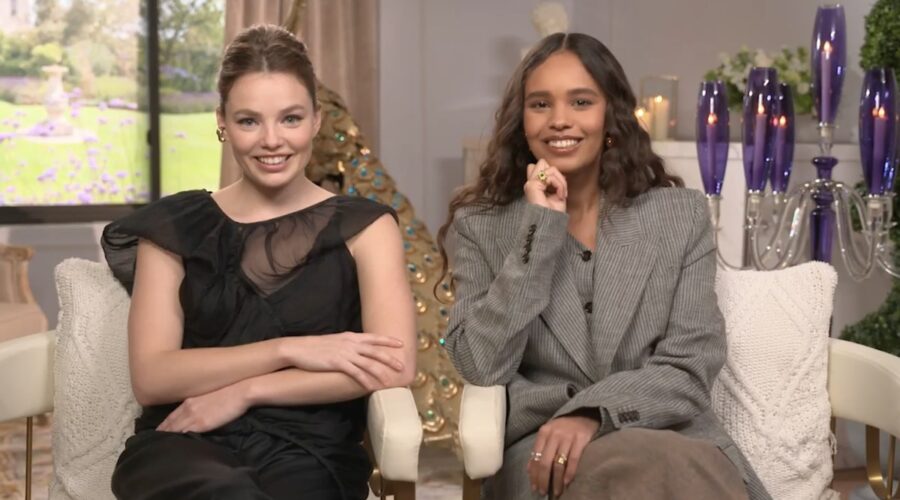 Da sinistra: Kristine Frøseth e Alisha Boe intervistati per “The Buccaneers”. Credits: Apple TV+.