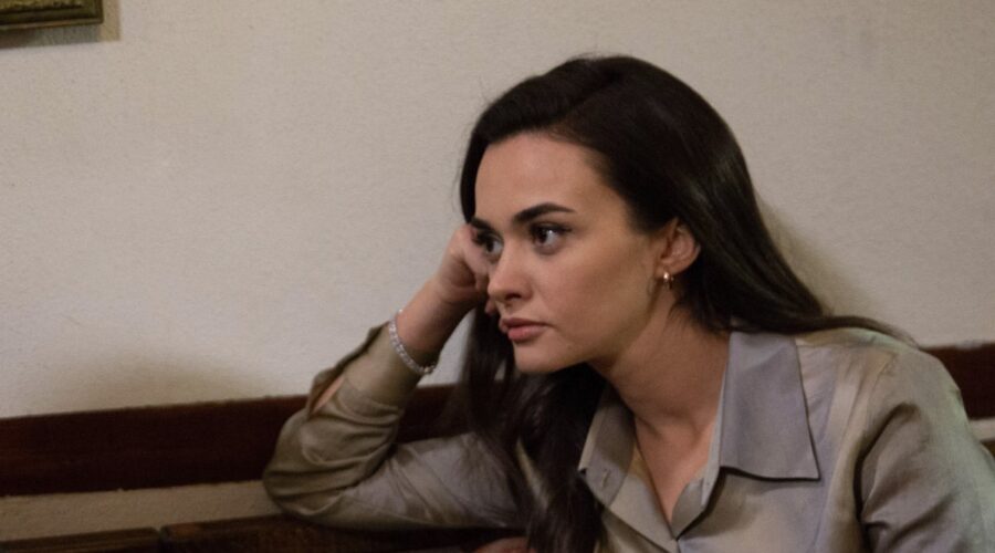 Hande Soral (Ümit Kahraman/Ayla Özden) in una scena di ”Terra Amara”. Credits: Mediaset