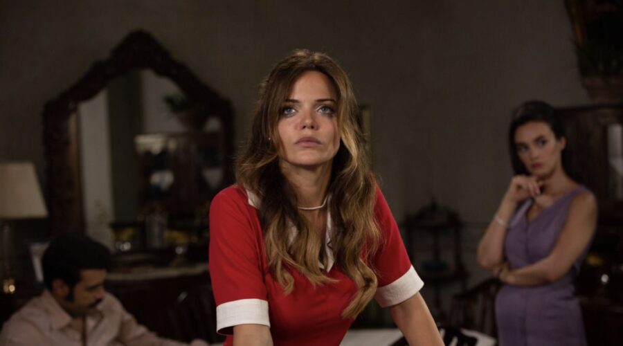 Züleyha (Hilal Altınbilek) in una scena di “Terra Amara”. Credits: Cattura schermo.