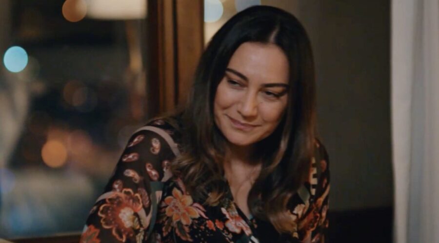 Benal se ne va e lascia la bimba a Zeynep in “My Home My Destiny”. Credits: cattura schermo/Mediaset Infinity.