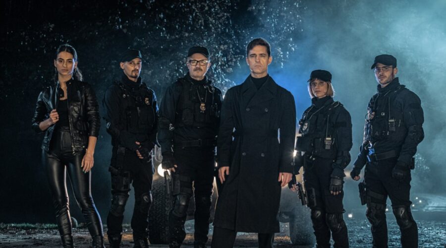 La banda di “Berlino” al completo. Da sinistra a destra: Begoña Vargas (Cameron), Joel Sanchez As Bruce, Tristán Ulloa (Damián), Pedro Alonso (Berlino), Michelle Jenner (Keila) e Julio Peña (Roi) in una scena della serie tv. Credits: Tamara Arranz/Netflix © 2022.