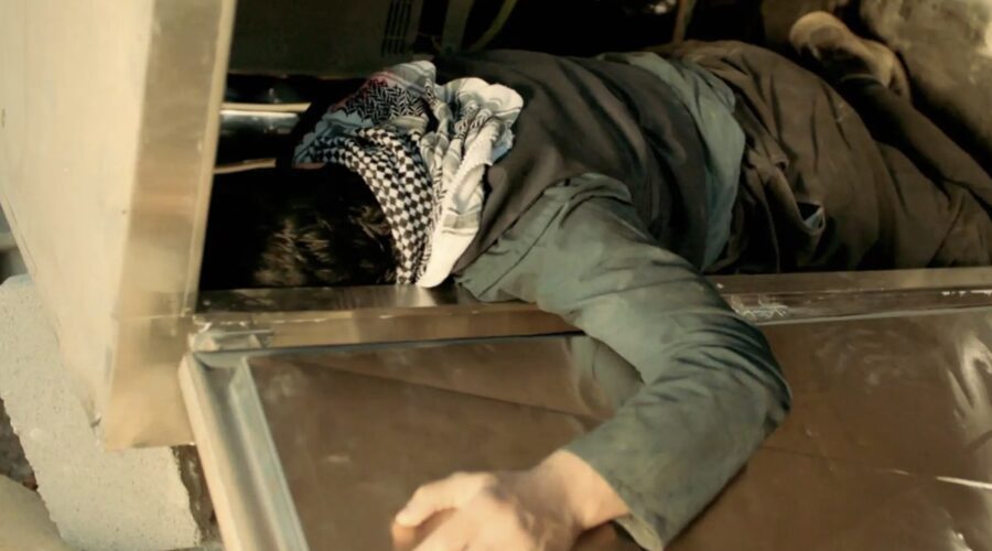 Il corpo di Demir viene rinvenuto da alcuni operai in “Terra Amara”. Credits: Cattura schermo.