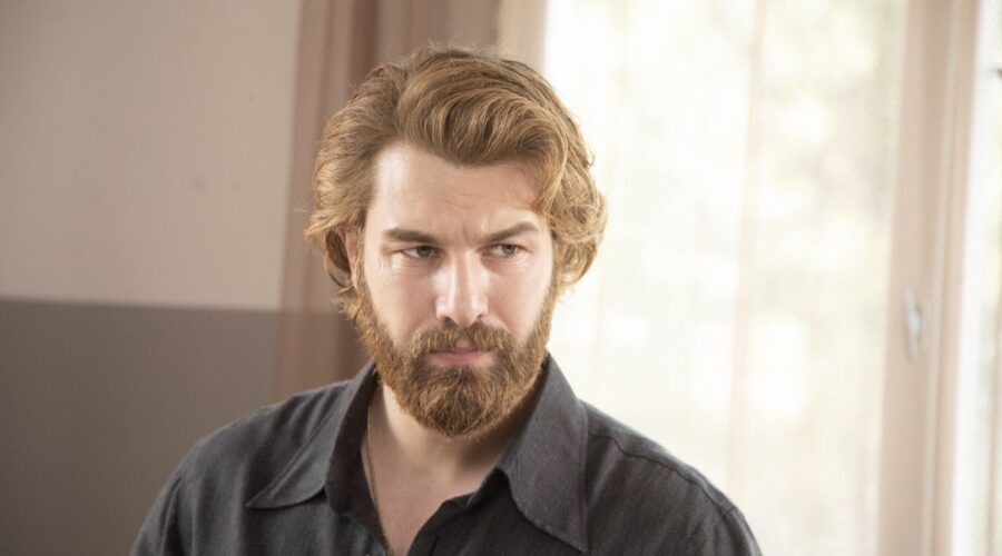 Furkan Palalı (Fikret) in una scena di “Terra Amara”. Credits: RTI Mediaset.
