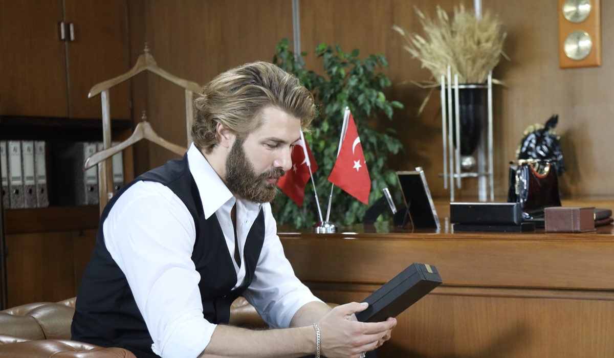 Fikret (Furkan Palali) in una scena di 