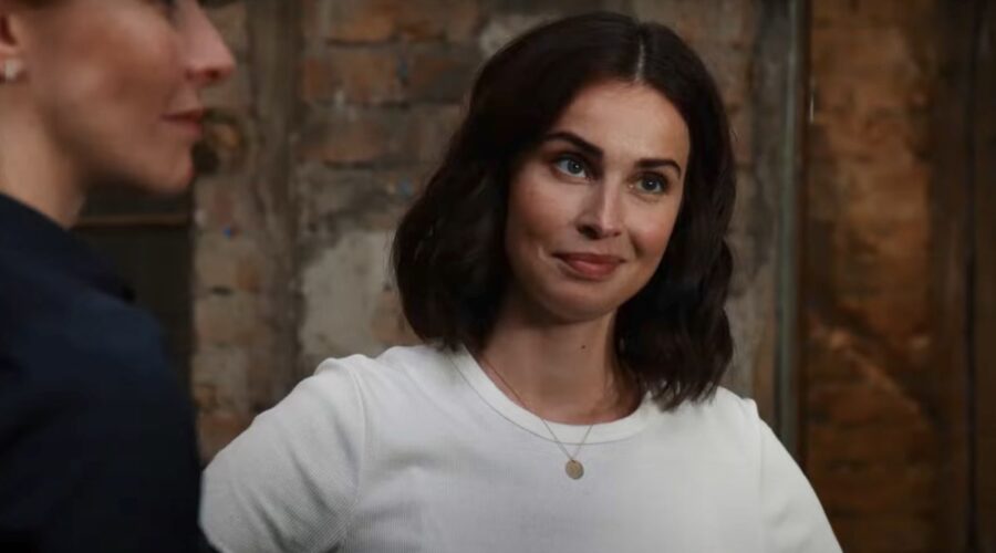 Heida Reed interpreta l'agente speciale Jamie Kellett in una scena di “FBI International”. Credits: fotogramma/YouTube.