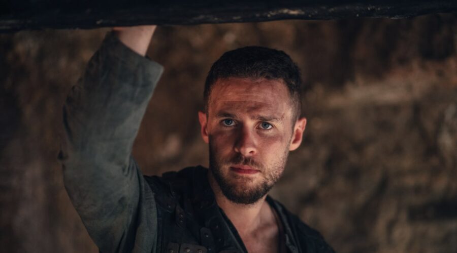 Iain De Caestecker interpreta Artù nella serie tv “Il Re D'Inverno”. Credits: MGM+/Timvision.