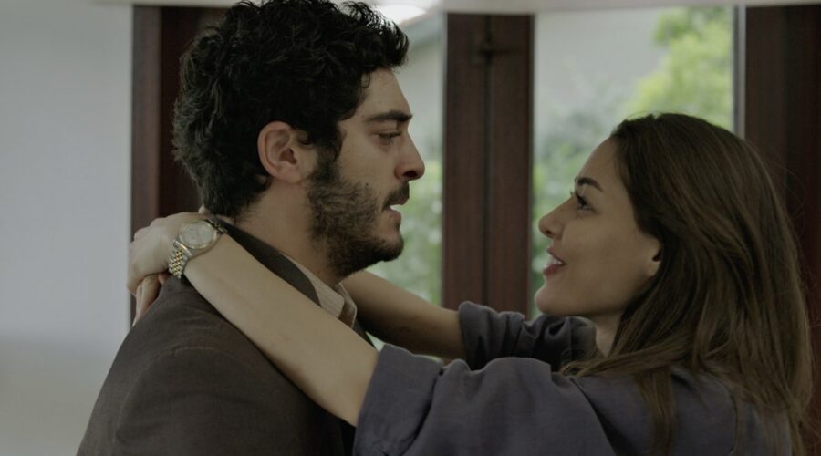 Da sinistra: Burak Deniz e Dilan Çiçek Deniz di “Interrupted – L’amore incompiuto”. Credits: RTI Mediaset.