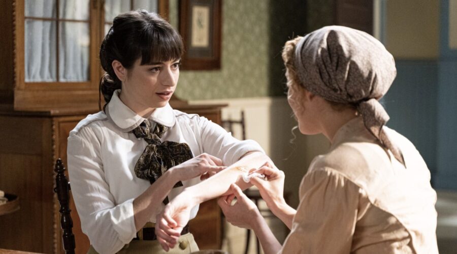 Da sinistra: Paula Jornet (Blanca) e Ana Garces (Jana Exposito) in una scena de “La Promessa”. Credits: RTI Mediaset.