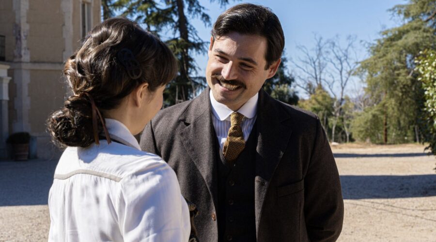 Da sinistra: Paula Jornet (Blanca) e Arturo Sancho (Manuel Luján) in una scena de “La Promessa”. Credits: RTI Mediaset.