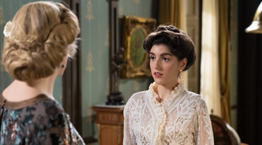 Da sinistra: Eva Martín (Cruz Ezquerdo) e Paula Losada (Jimena De Los Infantes) in una scena de “La Promessa”. Credits: RTI Mediaset.