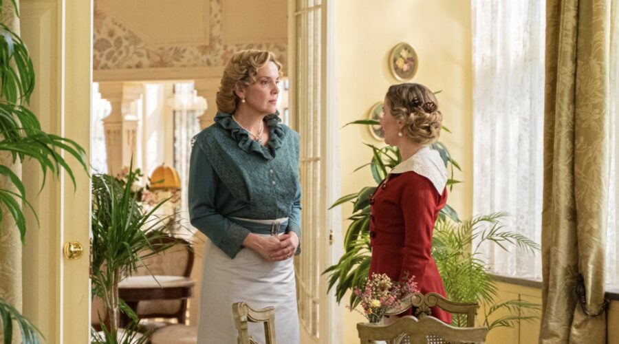 Da sinistra: Eva Martín (Cruz Ezquerdo) e Lisi Linder (Baronessa Grazalema) in una scena de “La Promessa”. Credits: Mediaset.