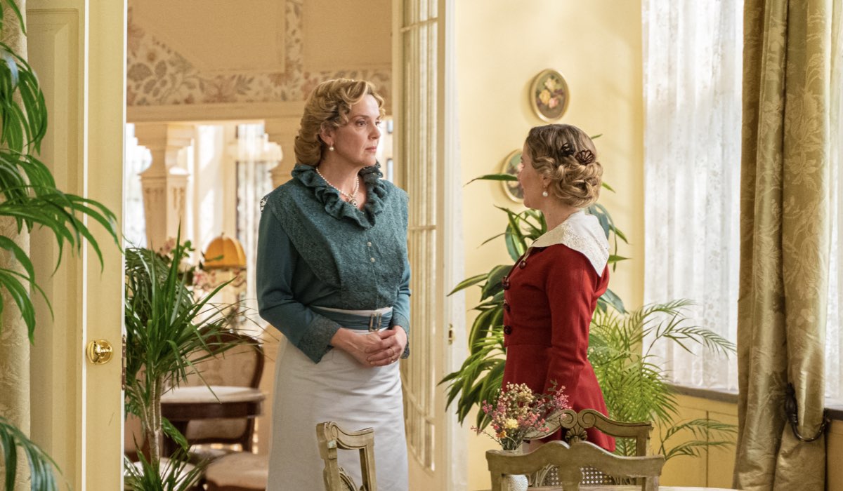 Da sinistra: Eva Martín (Cruz Ezquerdo) e Lisi Linder (Baronessa Grazalema) in una scena de “La Promessa”. Credits: Mediaset.