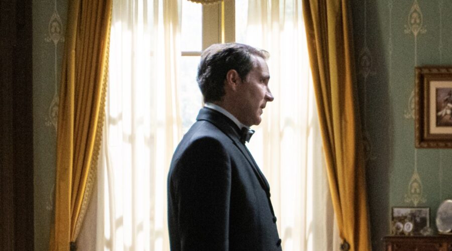 Bruno Lastra (Don Gregorio) in una scena de ”La promessa”. Credits: RTI Mediaset.