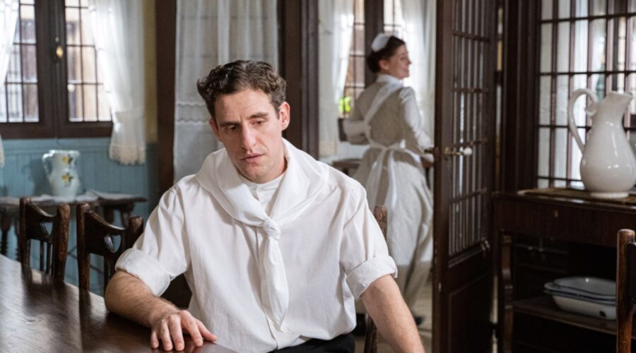 Da sinistra: Enrique Fortún (Lope Ruiz) e Sara Molina (María Fernandez) in una scena de “La Promessa”. Credits: Mediaset.