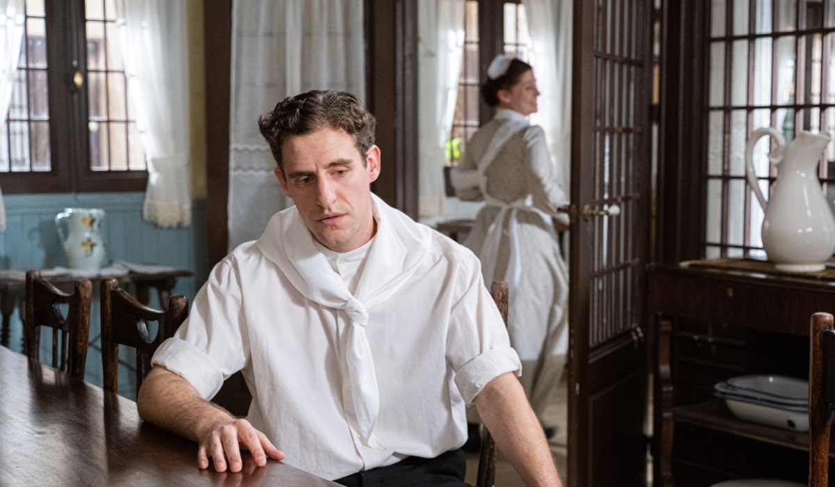 Da sinistra: Enrique Fortún (Lope Ruiz) e Sara Molina (María Fernandez) in una scena de “La Promessa”. Credits: Mediaset.