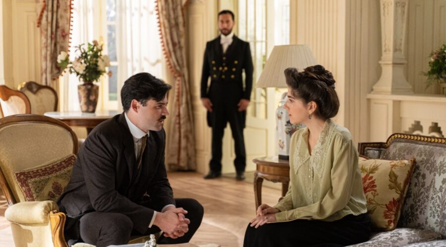 Da sinistra: Arturo Sancho (Manuel Luján) e Paula Losada (Jimena De Los Infantes) in una scena de “La Promessa”. Credits: Mediaset.