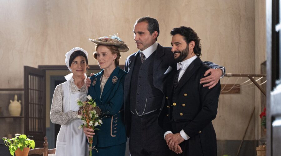 Da sinistra: Sara Molina (María Fernández), Maria Castro (Pia Adarre), Bruno Lastra (Gregorio) e Antonio Velázquez (Mauro Moreno) in una scena de “La Promessa”. Credits: Mediaset.