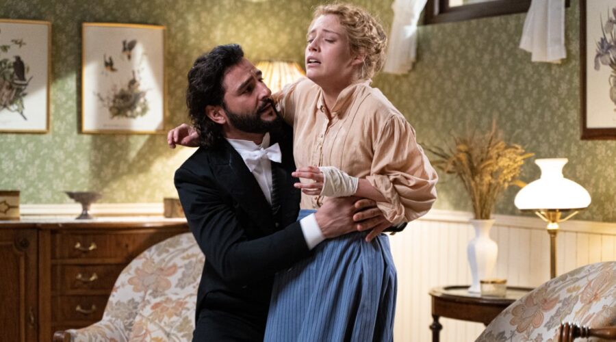 Da sinistra: Antonio Velázquez (Mauro Moreno) e Ana Garces (Jana Exposito) in una scena de “La Promessa”. Credits: Mediaset.