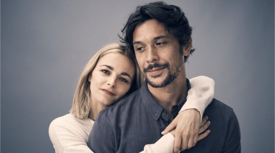 Da sinistra: Bojana Novakovic e Bob Morley, tra i protagonisti di “Love Me”. Credits: Paramount+.