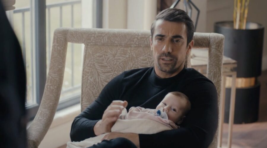 Mehdi con la piccola Müjgan in una scena di “My Home My Destiny”. Credits: Cattura schermo/Mediaset Infinity.