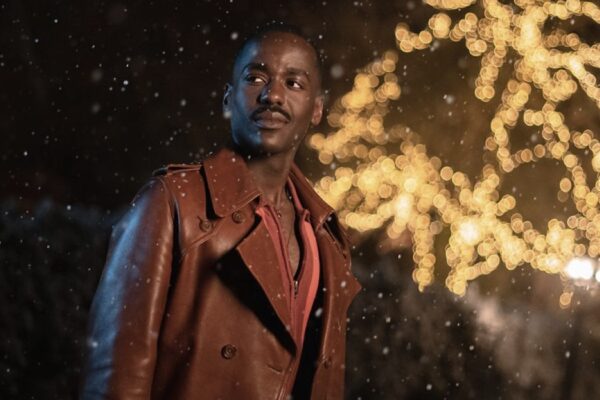 Ncuti Gatwa interpreta il Dottore nello speciale “The Church on Ruby Road” della stagione 14 di “Doctor Who”. Credits: BBC Studios.