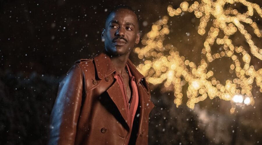 Ncuti Gatwa interpreta il Dottore nello speciale “The Church on Ruby Road” della stagione 14 di “Doctor Who”. Credits: BBC Studios.