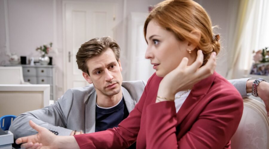 Da sinistra: Sandro Kirtzel (Paul Lindbergh) e Sophia Schiller (Constanze Von Thalheim) in una scena di “Tempesta D'Amore”. Credits: Das Erste/RTI Mediaset.