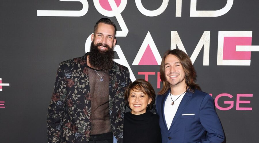 LOS ANGELES, CALIFORNIA - 30 NOVEMBRE: (L-R) Sam Wells, Mai Whelan e Phill Cain partecipano alla celebrazione di 