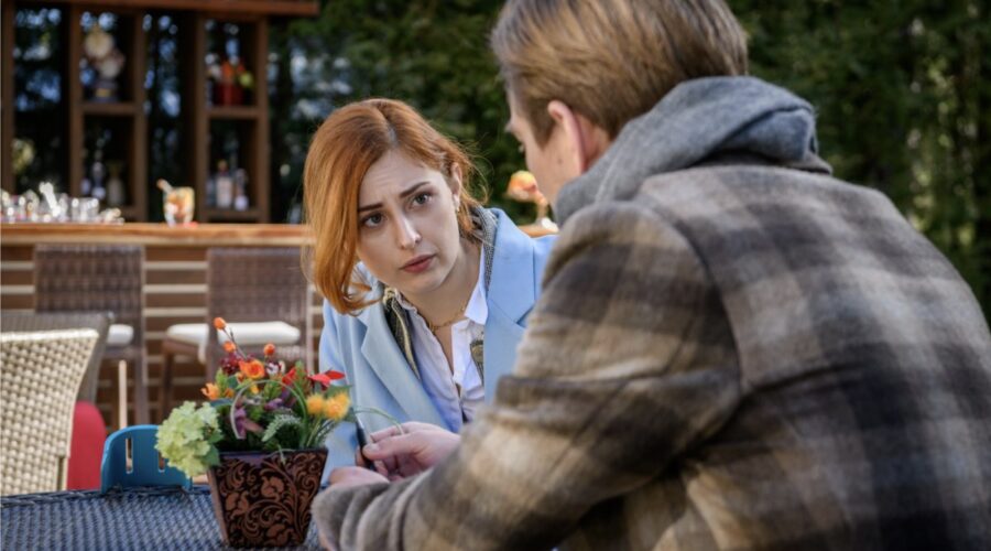 Da sinistra: Sophia Schiller (Constanze Von Thalheim) e Sandro Kirtzel (Paul Lindbergh) in una scena di “Tempesta D'Amore”. Credits: Das Erste/RTI Mediaset. (Tempesta d'amore 7 gennaio 2024).