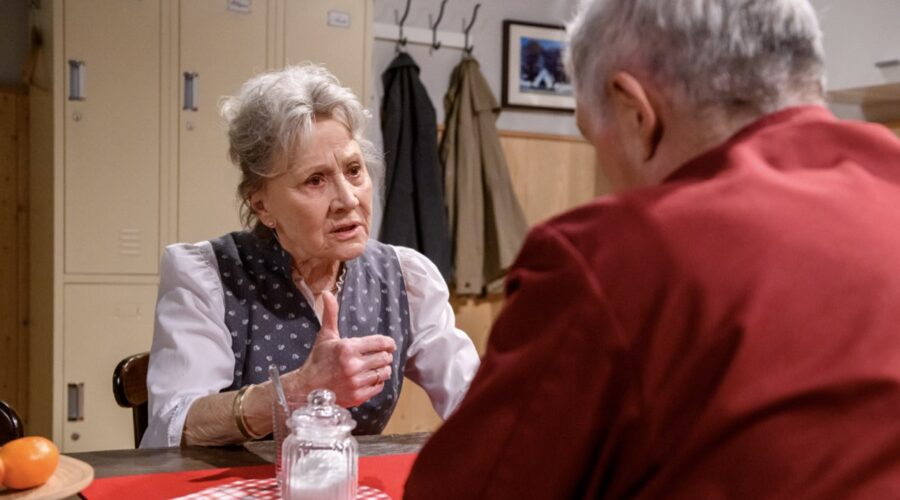 Da sinistra: Antje Hagen nei panni Hildegard Sonnbichler e Sepp Schauer in quelli di Alfons Sonnbichler in “Tempesta D'Amore”. Credits: Das Erste/Mediaset. (Tempesta D'Amore 22 dicembre 2023)