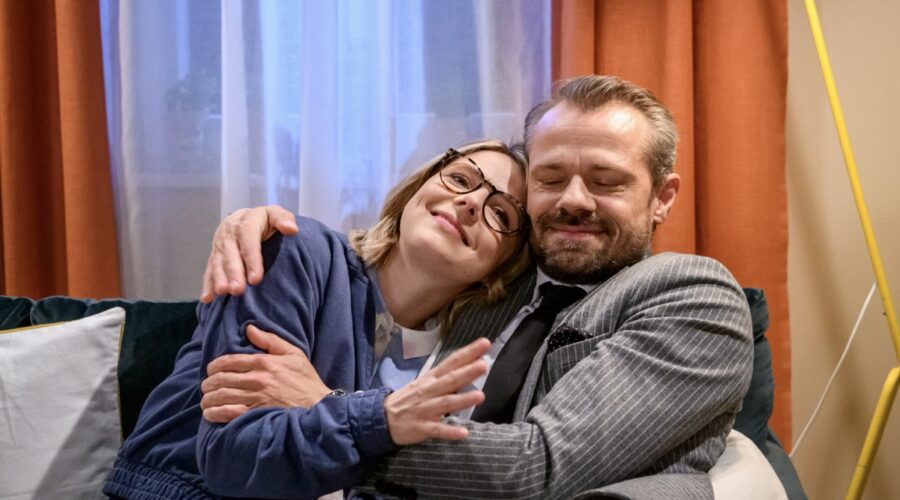 Da sinistra: Sven Waasner (Erik Vogt) e Lena Conzendorf (Josephine Klee) in “Tempesta D'Amore”. Credits Das Erste/RTI Mediaset. (Tempesta D'Amore 3 gennaio 2024)