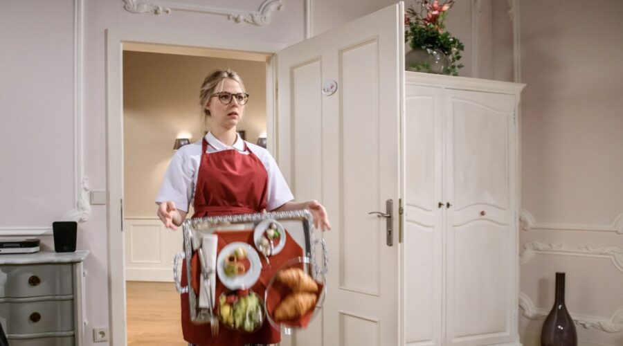 Lena Conzendorf nei panni di Josephine Klee in una scena di “Tempesta D'Amore”. Credits: Mediaset. (Tempesta D'Amore 24 dicembre 2023)