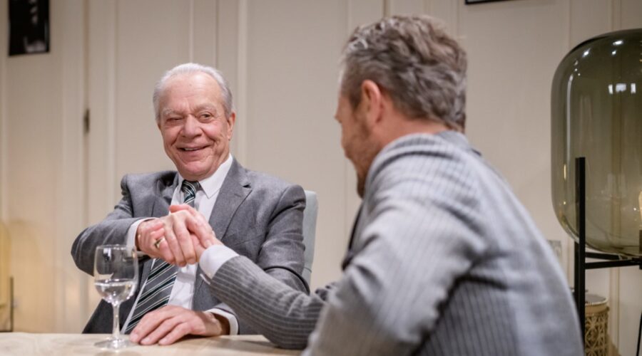 Da sinistra: Dirk Galuba (Werner Saalfeld) e Sven Waasner (Erik Vogt) in “Tempesta D'Amore”. Credits Das Erste/RTI Mediaset. (Tempesta D'Amore 4 gennaio 2024)