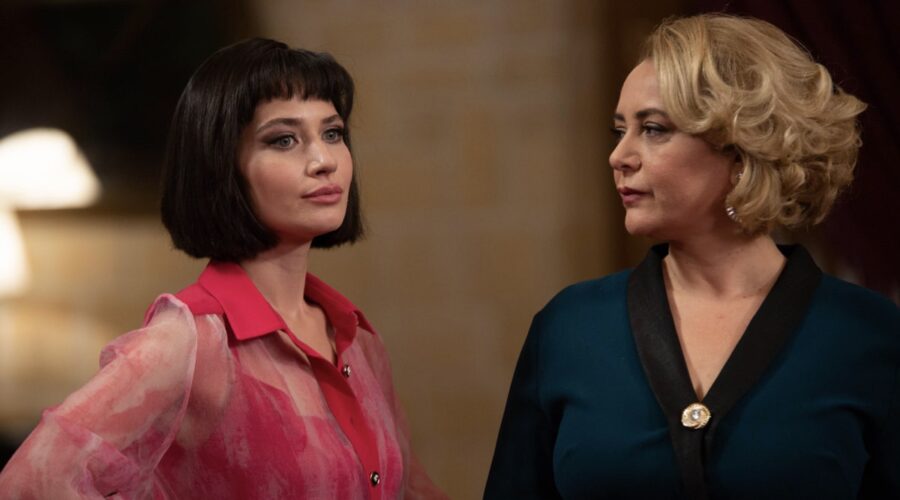 Da sinistra: İlayda Çevik (Betül Arcan) e Sibel Tasçioglu (Sermin) in una scena di ”Terra Amara”. Credits: Mediaset.