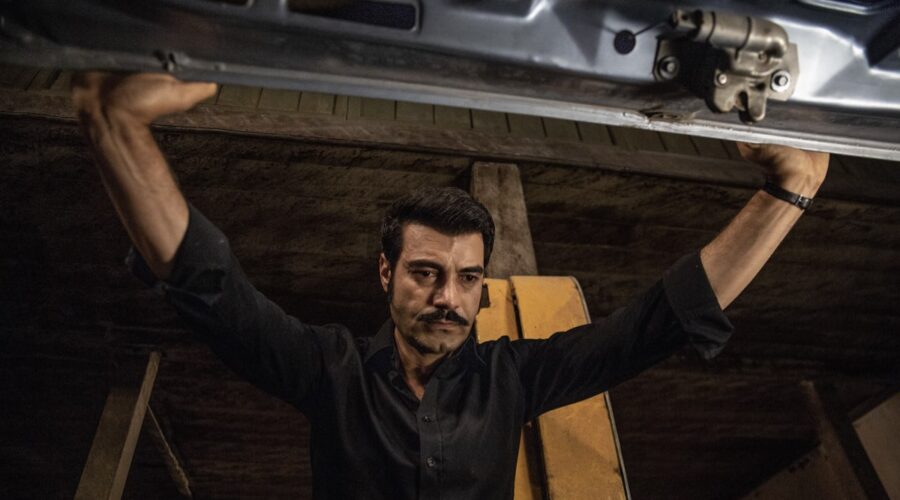Demir (Murat Ünalmış) nasconde il corpo di Sevda nel bagagliaio dell'auto in “Terra Amara”. Credits: RTI Mediaset.
