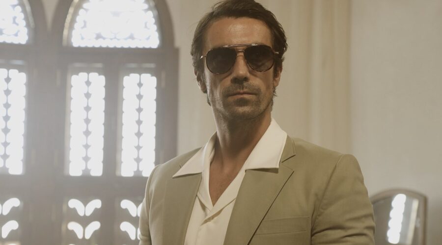 İbrahim Çelikkol interpreta Hakan in una scena di “Terra Amara”. Credits: RTI Mediaset.