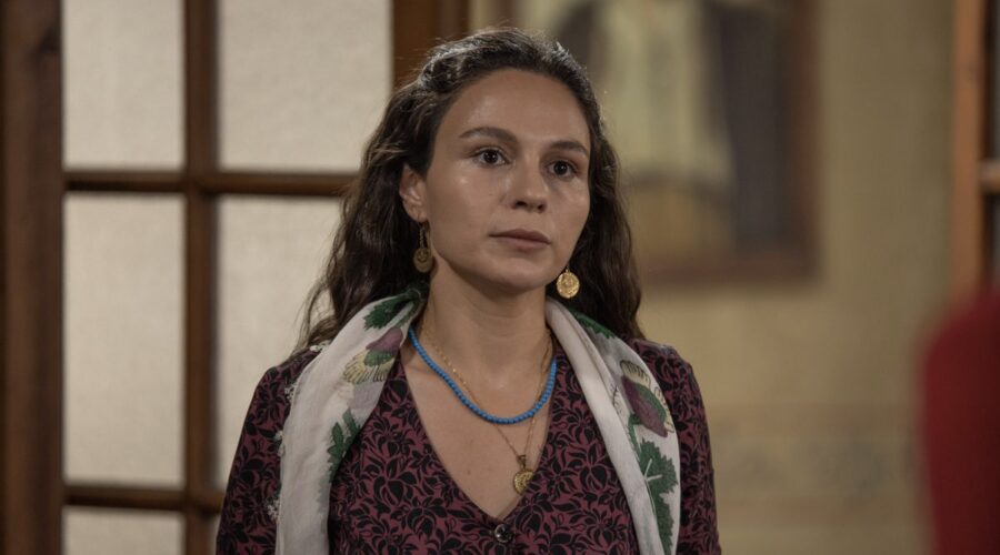 Selin Yeninci (Saniye) in una scena di “Terra Amara”. Credits: Mediaset.