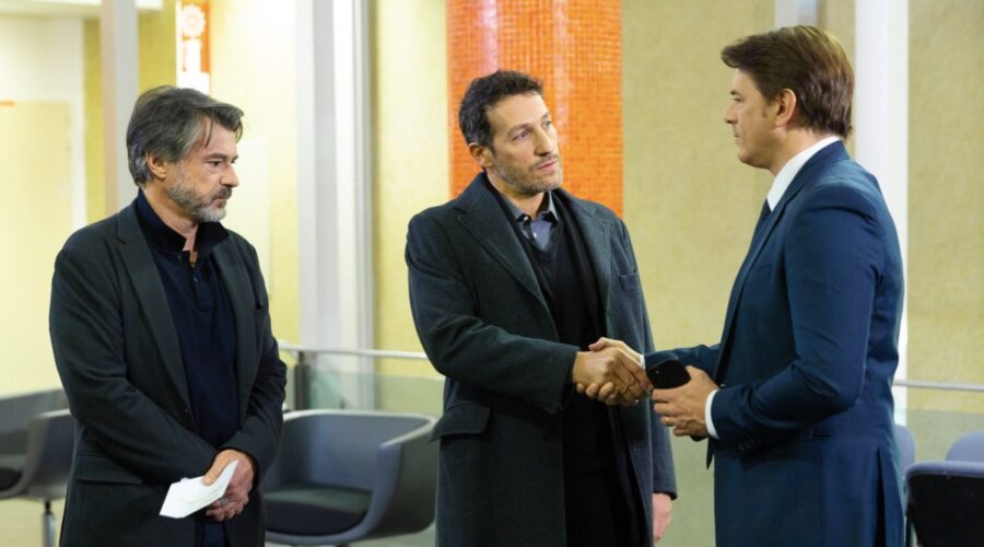 Da sinistra: Alberto Rossi (Michele), Michelangelo Tommaso (Filippo) e Leonardo Santini (Flavio) in una scena di “Un Posto Al Sole”. Credits: Rai.