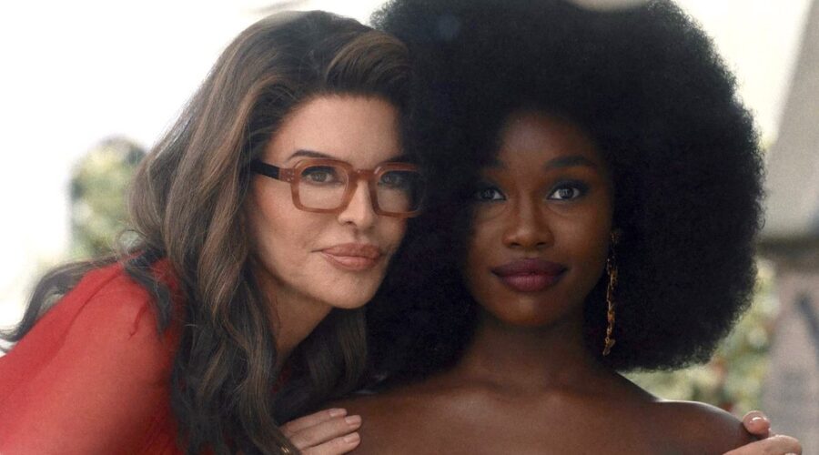 Da sinistra: Lisa Rinna e Laura Kariuki in una scena della terza stagione di “American Horror Stories” dal titolo “Tapeworm”. Credits: Disney+.