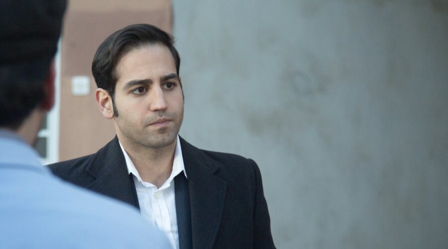 Aras Şenol (Cetin) in una scena di 