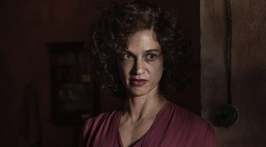 Asia Argento (Santina) in una scena de ”La Storia”. Credits: Rai.
