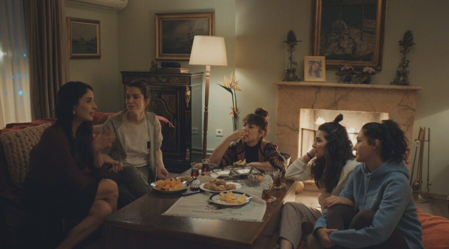 Da sinistra: Beyza Sekerci (Meryem), Özge Gürel (Dicle), Aybüke Pusat (Günes), Yesim Ceren Bozoglu (Melike), e Melisa Pamuk (Setenay) in una scena di “Dreams and Realities – La forza dei sogni”. Credits: Mediaset.