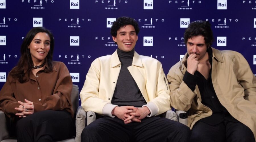 Da sinistra: Chiara Celotto (Adele Baroffio), Riccardo De Rinaldis Santorelli (Goffredo Mameli) e Amedeo Gullà (Nino Bixio) in un momento dell'intervista su ”Mameli - Il ragazzo che sognò l'Italia” rilasciata a noi di Tvserial.it. Credits: Tvserial.it e Rai.