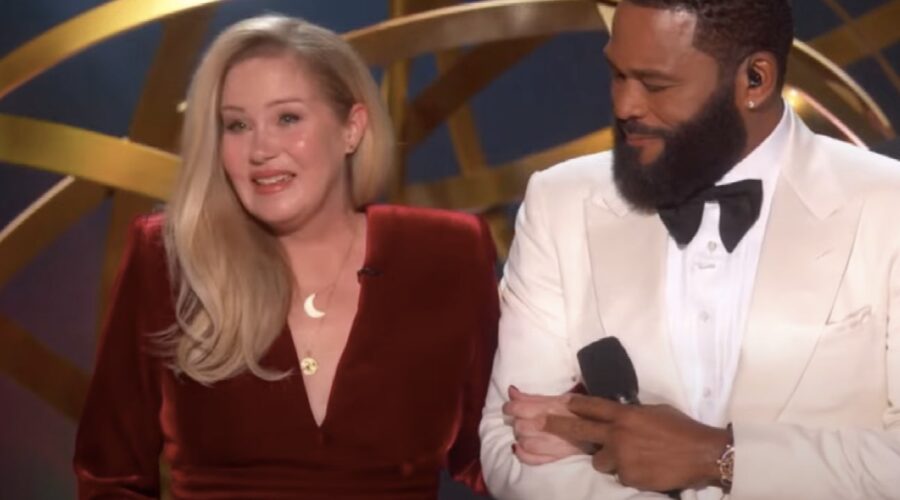 Da sinistra: Christina Applegate e Anthony Anderson sul palco degli “Emmy 2024”. Credits: Cattura schermo.