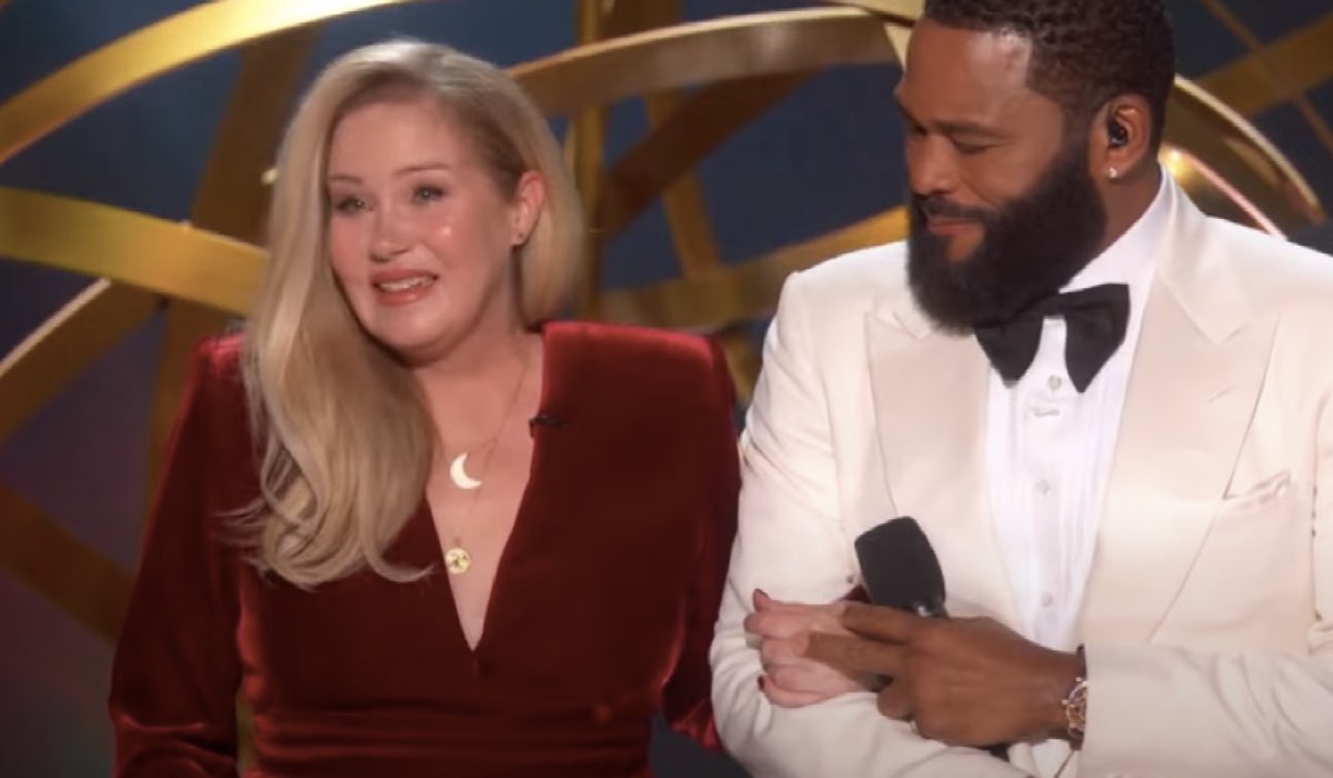 Emmy 2024, standing ovation per Christina Applegate sul palco