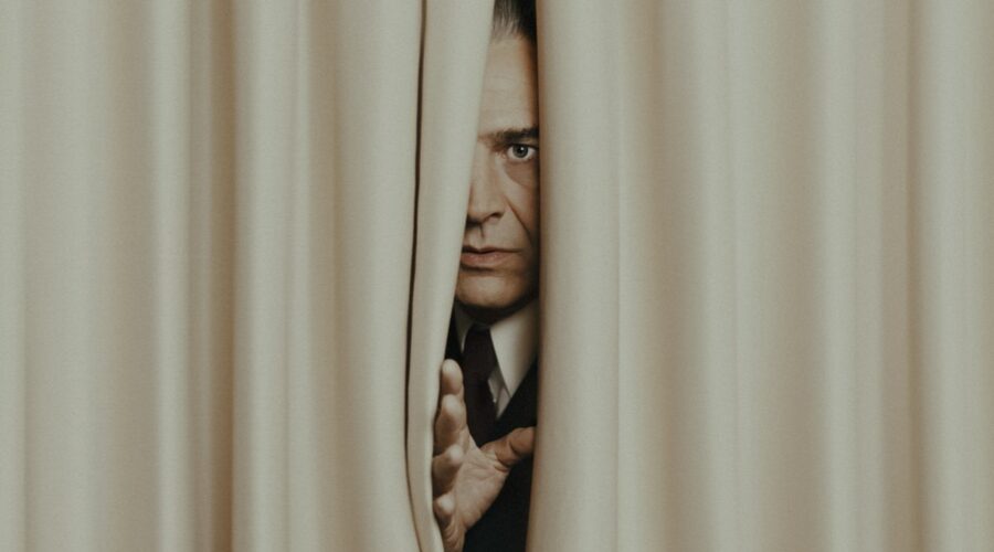 Il poster di “Cristóbal Balenciaga”, la serie tv dal 19 gennaio in streaming. Credits: Disney+.